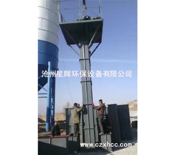 TD型斗式提升機(jī)由運(yùn)行部分(料斗與牽引膠帶),帶有傳動(dòng)滾筒的上部區(qū)段,帶有拉緊滾筒的下部區(qū)段,中間機(jī)殼,驅(qū)動(dòng)裝置,逆止制動(dòng)裝置等組成
