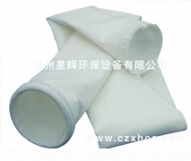 拒水防油針刺氈的生產(chǎn)流程如下： 纖維開松--梳理--鋪網(wǎng)--預(yù)刺--主刺--成氈--燒毛--軋光--浸漬PTFE(防水劑)--烘干--定型--軋制--卷裝。 濾布經(jīng)防水防油處理的過濾袋應(yīng)用在含濕量較大的場(chǎng)