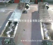 本公司自行設(shè)計(jì)的各種規(guī)格不銹鋼螺旋輸送機(jī)，其整體剛性好、運(yùn)轉(zhuǎn)平穩(wěn)、易對(duì)中、密封可靠，不銹鋼有軸螺旋機(jī)的螺旋軸一般采用兩端部滾動(dòng)軸承支承（滾動(dòng)軸承采用國內(nèi)外的優(yōu)質(zhì)產(chǎn)